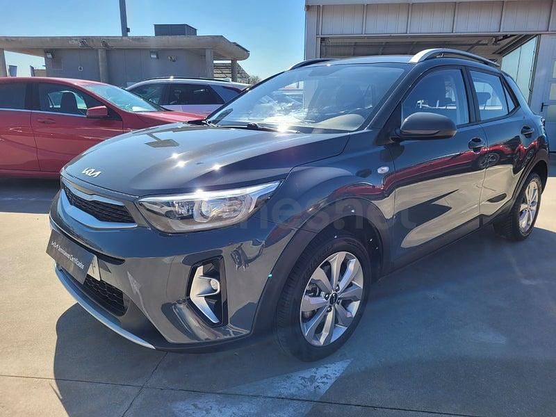 Usado Kia Stonic Plus 100 CV (73 kW) 2022 Gris / plata SUV