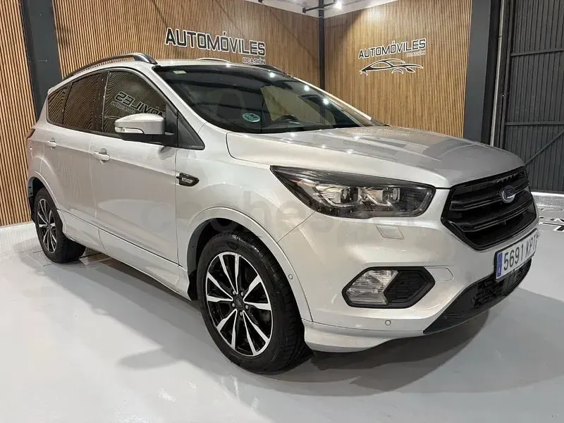 Usado Ford Kuga ST-Line 150 CV (110 kW) 2019 Gris / plata SUV