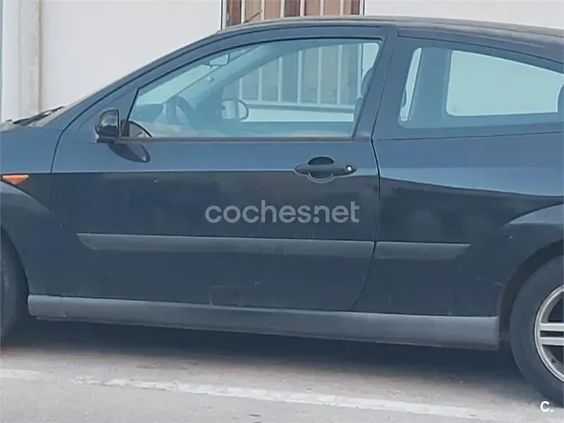 Usado Ford Focus Trend 100 CV (73 kW) 1999 Negro Berlina