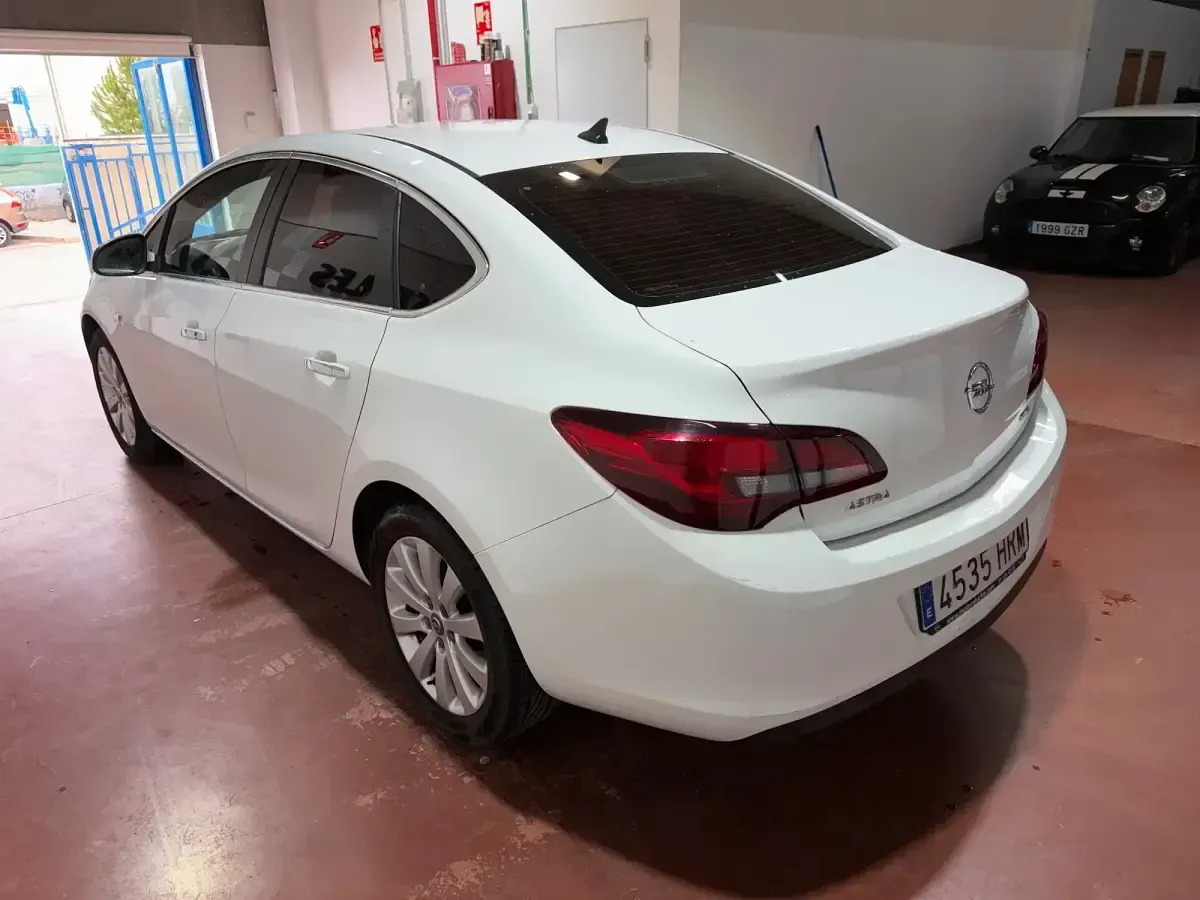 Usado Opel Astra Excellence 130 CV (95 kW) 2013 Blanco Berlina