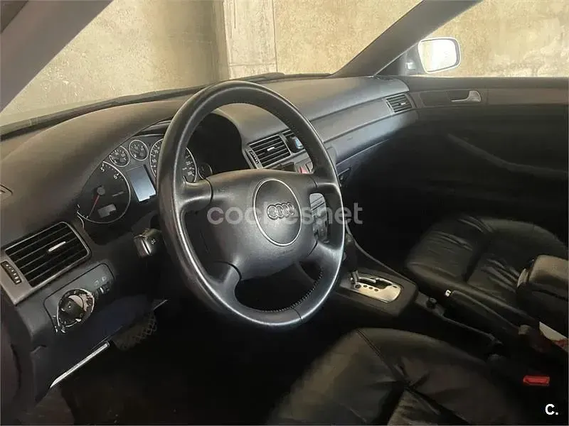 Usado Audi A6 165 CV (121 kW) 2002 Gris / plata Berlina