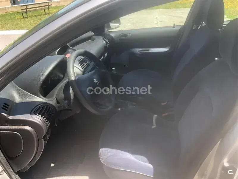 Usado Peugeot 206 70 CV (51 kW) 1999 Gris / plata Utilitario