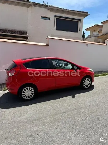 Usado Ford Fiesta Trend 82 CV (60 kW) 2014 Rojo Utilitario