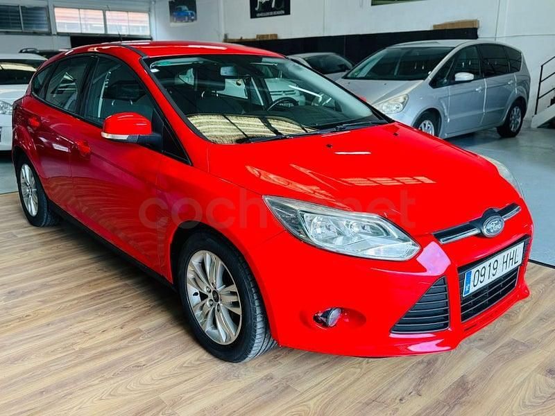 Usado Ford Focus Trend 95 CV (69 kW) 2012 Rojo Berlina