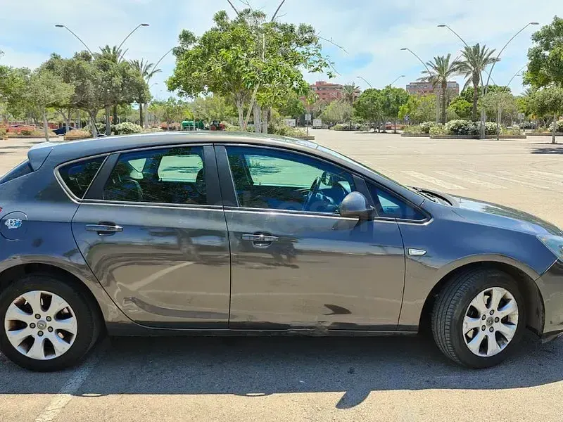 Usado Opel Astra Selective 110 CV (80 kW) 2015 Gris / plata Berlina