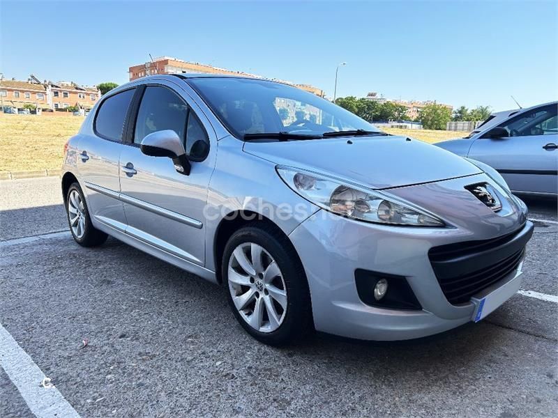 Gris / plata Usado 2011 Peugeot 207 Allure Berlina | 5000 € (Precio justo) - Imagen 1/4