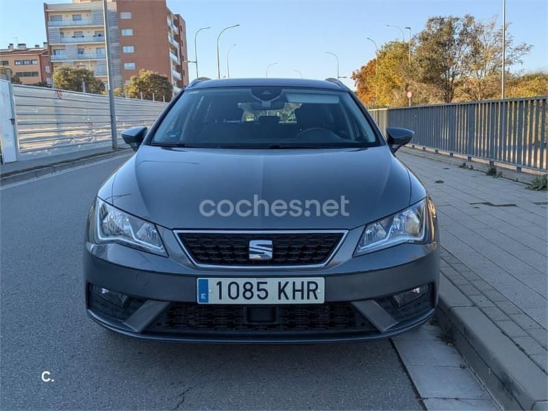 Usado Seat Leon Style 110 CV (80 kW) 2018 Gris / plata Familiar