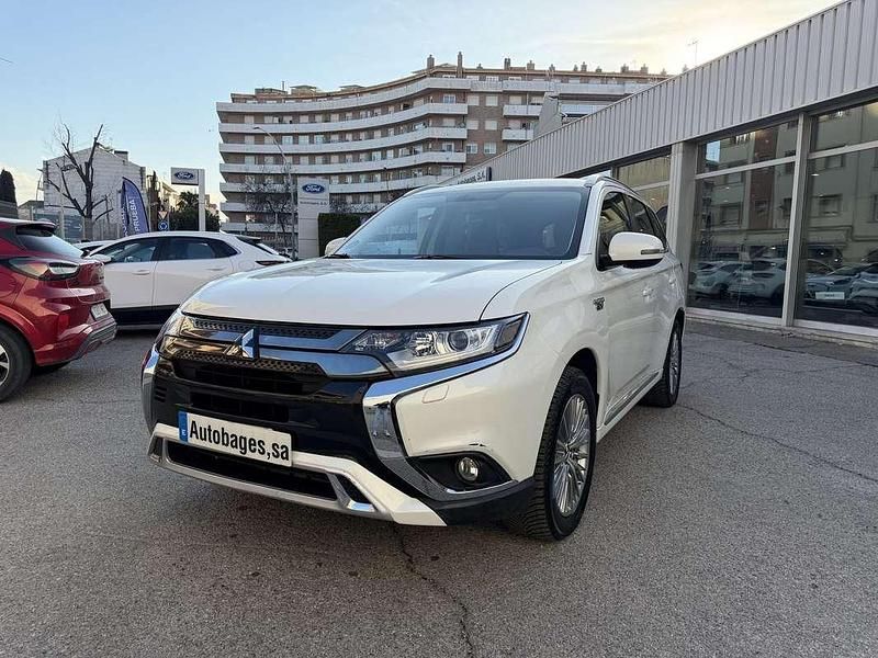 Usado Mitsubishi Outlander P-HEV Motion 224 CV (164 kW) 2020 Blanco SUV