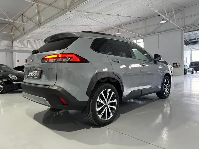 Usado Toyota Corolla Cross Plus 197 CV (144 kW) 2024 Gris / plata SUV