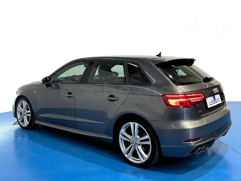 Usado Audi A3 S-Line 150 CV (110 kW) 2019 Gris / plata Berlina