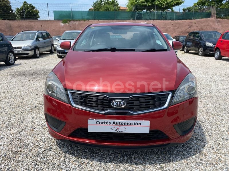 Usado Kia ProCeed Plus 105 CV (77 kW) 2012 Granate Utilitario