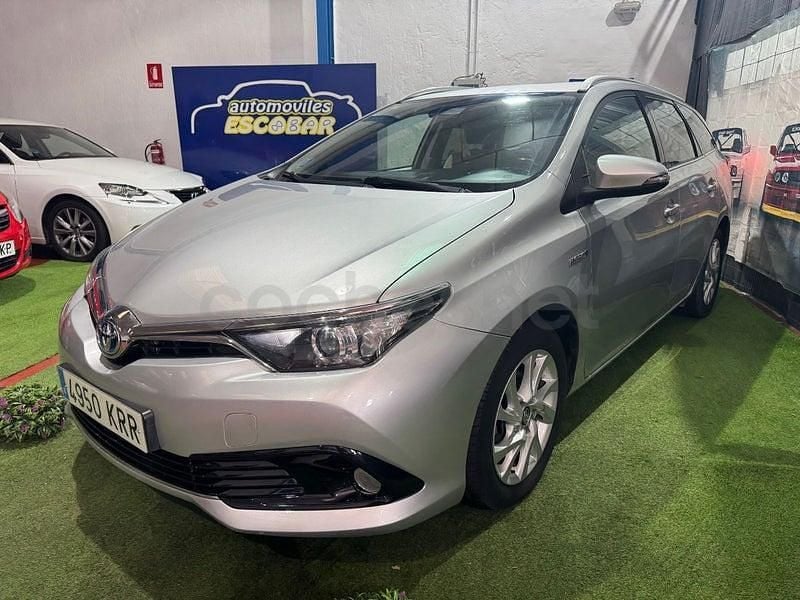 Usado Toyota Auris Hybrid Active 136 CV (100 kW) 2018 Gris / plata Familiar