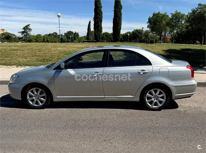 Usado Toyota Avensis Sol 129 CV (94 kW) 2006 Gris / plata Berlina