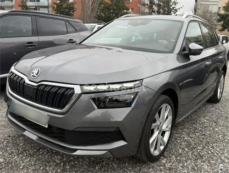 Usado Skoda Kamiq Style 110 CV (80 kW) 2022 Gris / plata SUV