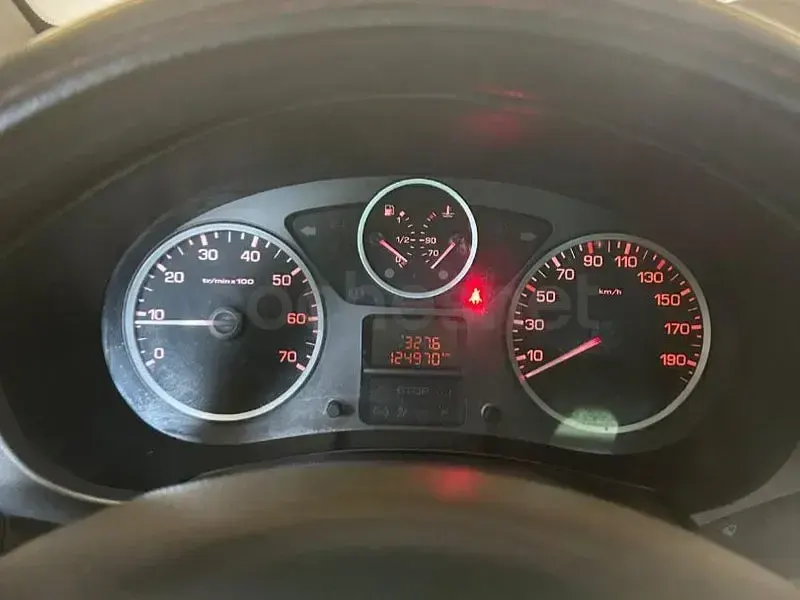 Usado Peugeot Partner Tepee Style 120 CV (88 kW) 2016 Gris / plata Monovolumen