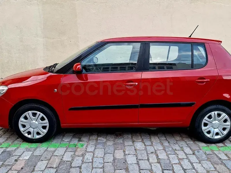 Usado Skoda Fabia Active 60 CV (44 kW) 2011 Rojo Berlina