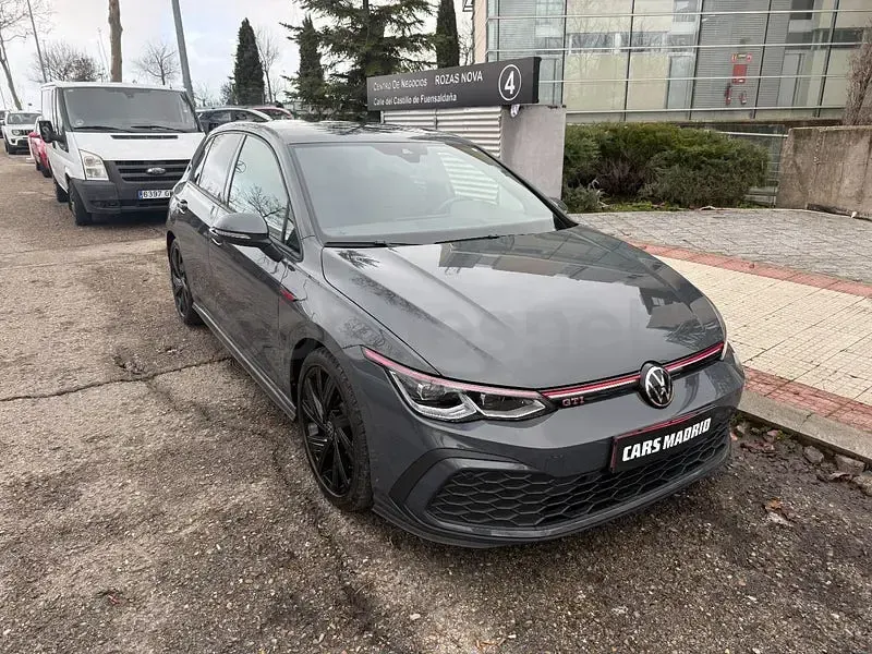 Usado VW Golf VIII GTI 245 CV (180 kW) 2022 Gris / plata Berlina