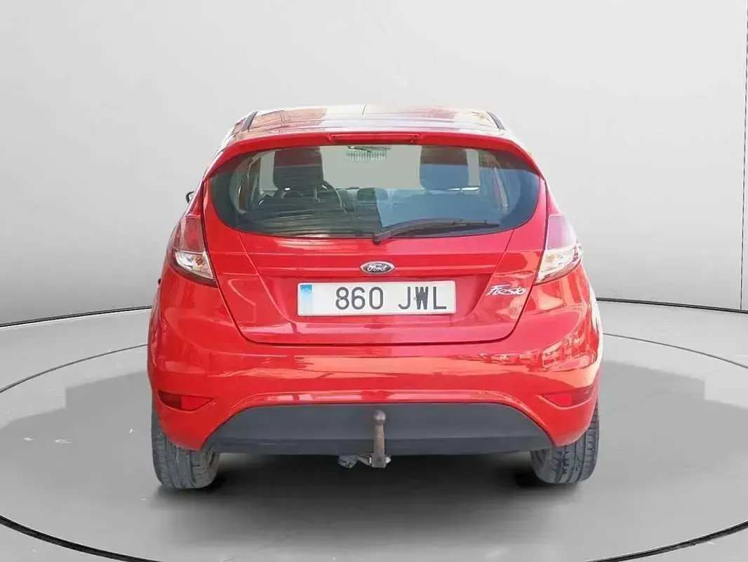 Usado Ford Fiesta Trend 75 CV (55 kW) 2017 Rojo Utilitario