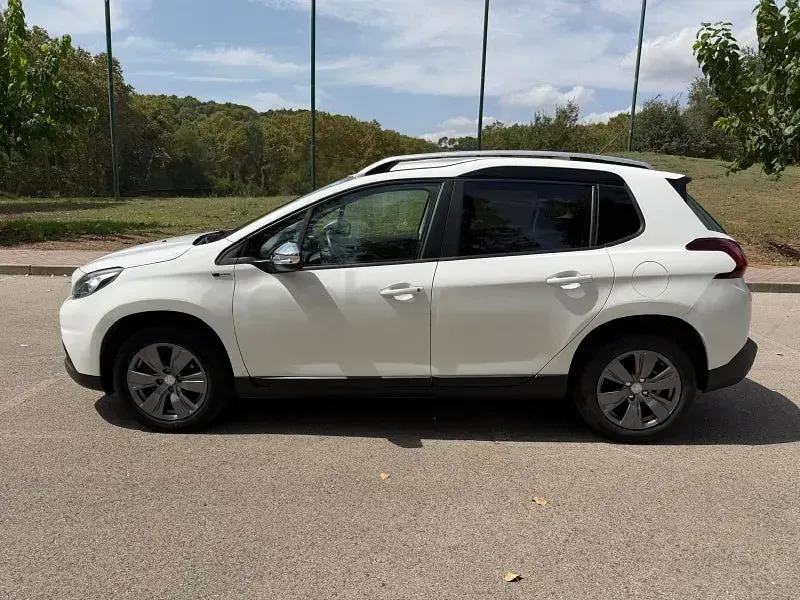 Usado Peugeot 2008 Allure 100 CV (73 kW) 2017 Blanco SUV