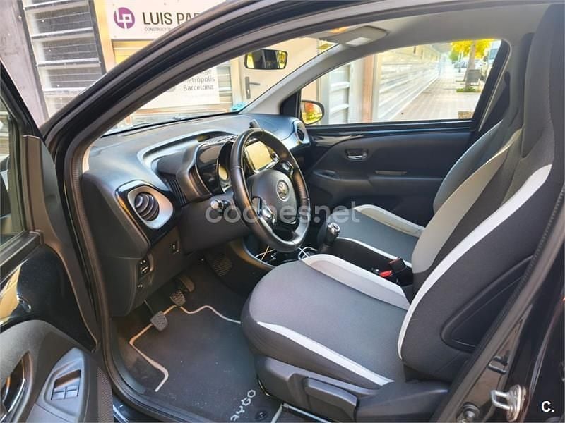 Usado Toyota Aygo X-play 69 CV (50 kW) 2015 Negro Utilitario