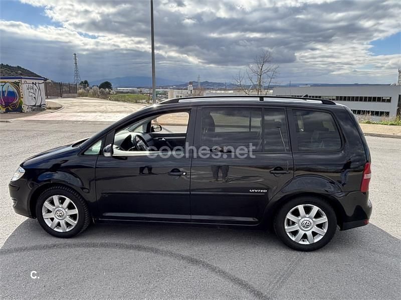 Usado VW Touran Highline 140 CV (102 kW) 2008 Negro Monovolumen