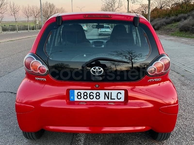 Usado Toyota Aygo Live 68 CV (50 kW) 2010 Rojo Utilitario
