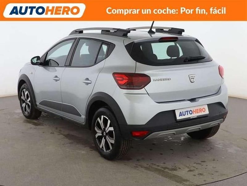 Usado Dacia Sandero Comfort 91 CV (66 kW) 2022 Gris Utilitario