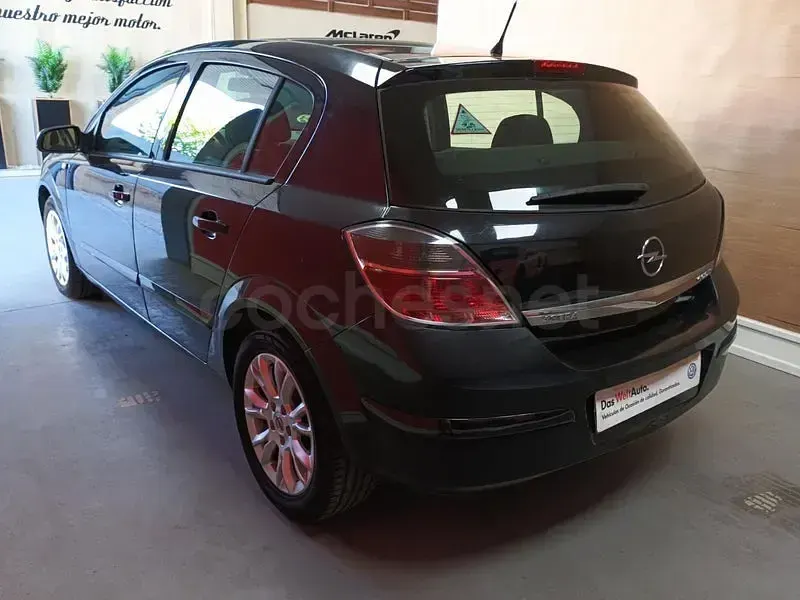 Usado Opel Astra Energy 110 CV (80 kW) 2009 Negro Berlina