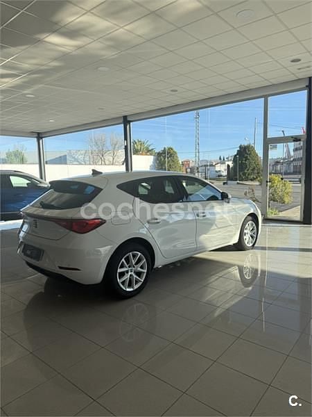 Usado Seat Leon Style 115 CV (84 kW) 2021 Blanco Familiar