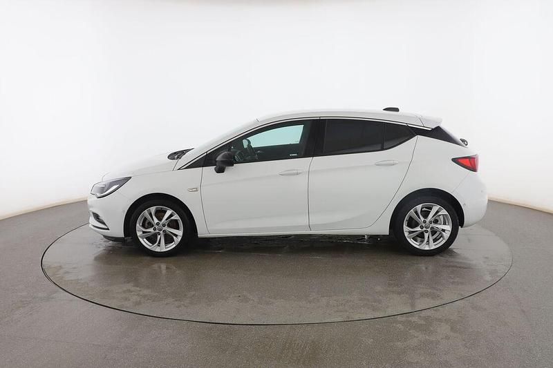 Usado Opel Astra Dynamic 135 CV (99 kW) 2017 Blanco Berlina