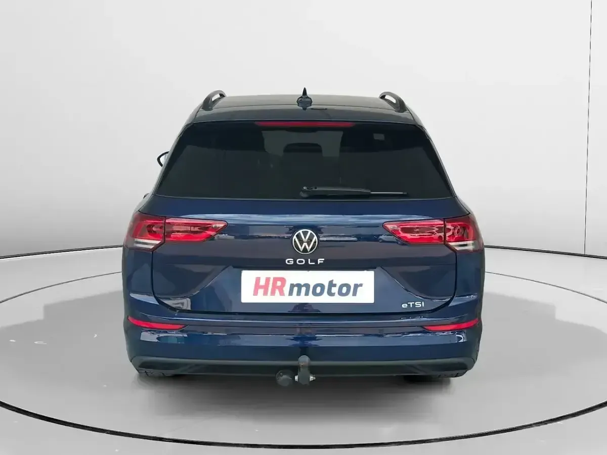 Usado VW Golf VIII Life 110 CV (80 kW) 2021 Azul Familiar