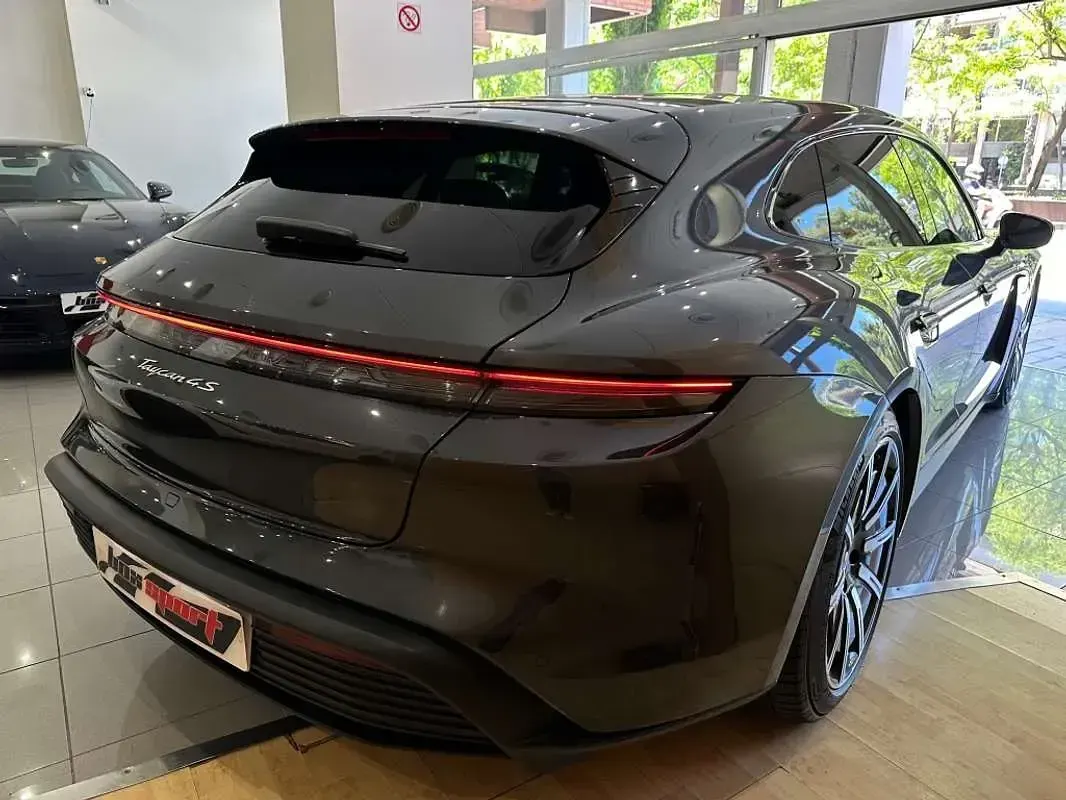 Usado Porsche Taycan Sport Turismo 389 kW (530 CV) 2022 Gris Familiar