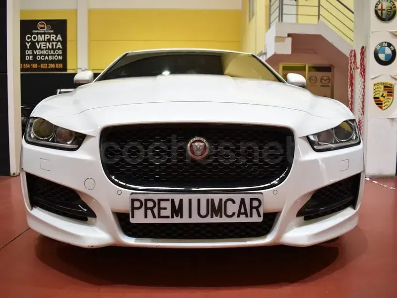 Usado Jaguar XE R-Sport 180 CV (132 kW) 2018 Blanco Berlina