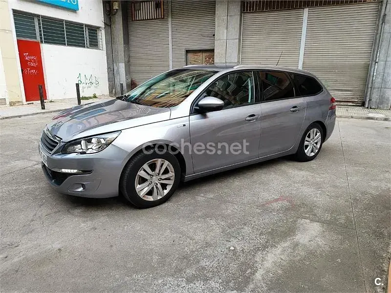 Usado Peugeot 308 SW Active 130 CV (95 kW) 2017 Gris / plata Familiar