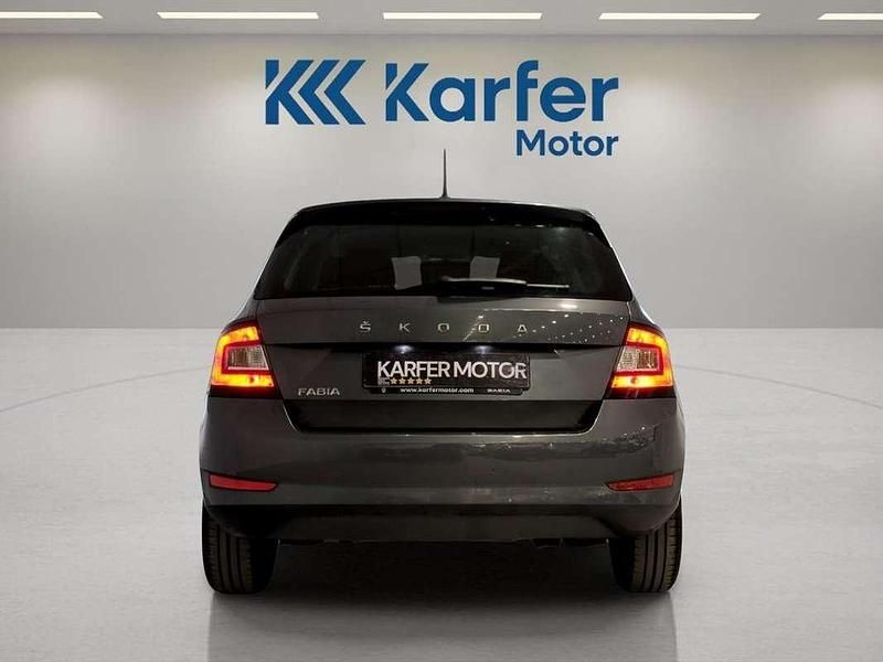 Usado Skoda Fabia Ambition 94 CV (69 kW) 2021 Gris Utilitario