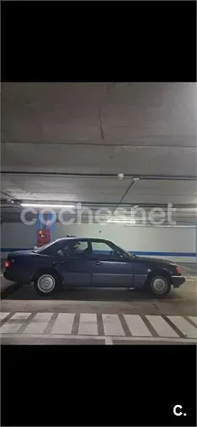 Usado Mercedes E220 150 CV (110 kW) 1993 Azul Familiar