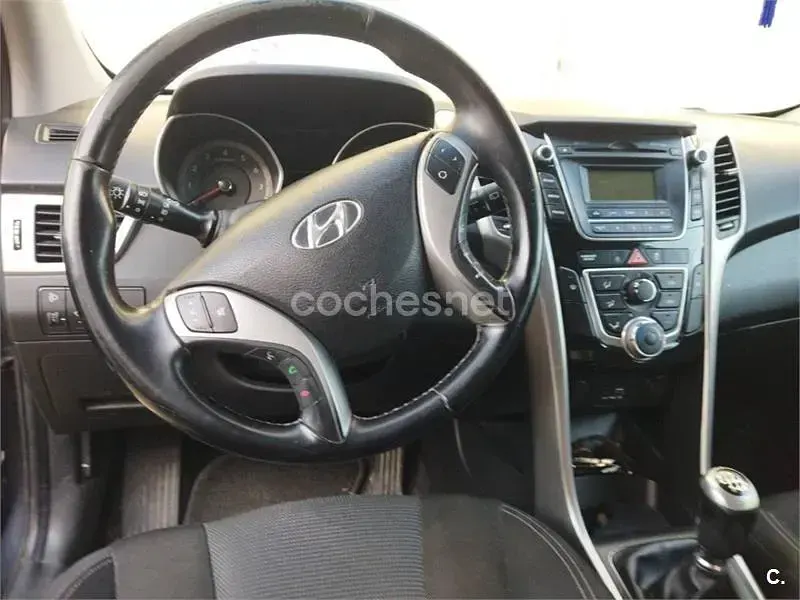 Usado Hyundai i30 100 CV (73 kW) 2015 Gris / plata Berlina