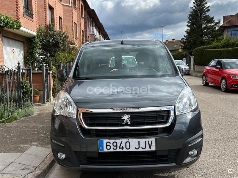 Usado Peugeot Partner Tepee Active 100 CV (73 kW) 2015 Gris / plata Monovolumen
