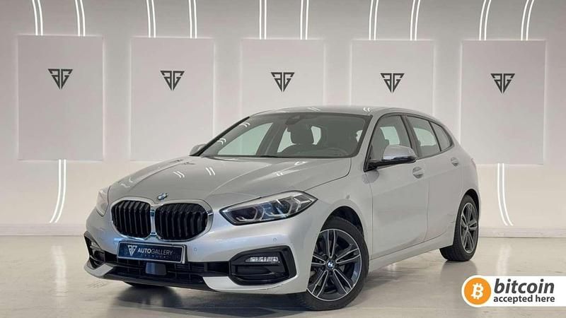Plateado Usado 2020 BMW 118 Sport Line Utilitario | 22.500 € (Precio justo) - Imagen 1/4