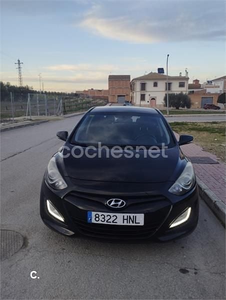 Usado Hyundai i30 110 CV (80 kW) 2013 Negro Berlina