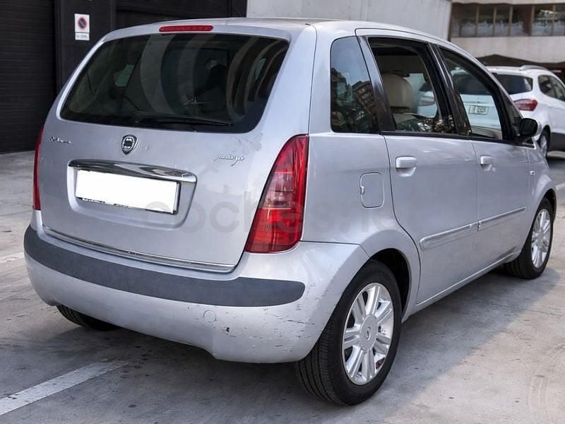 Usado Lancia Musa 90 CV (66 kW) 2010 Gris / plata Monovolumen