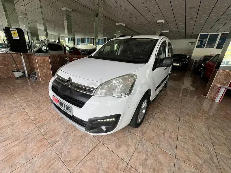 Käytetty Citroën Berlingo Feel 110 HP (80 kW) 2017 Valkoinen Tila-auto
