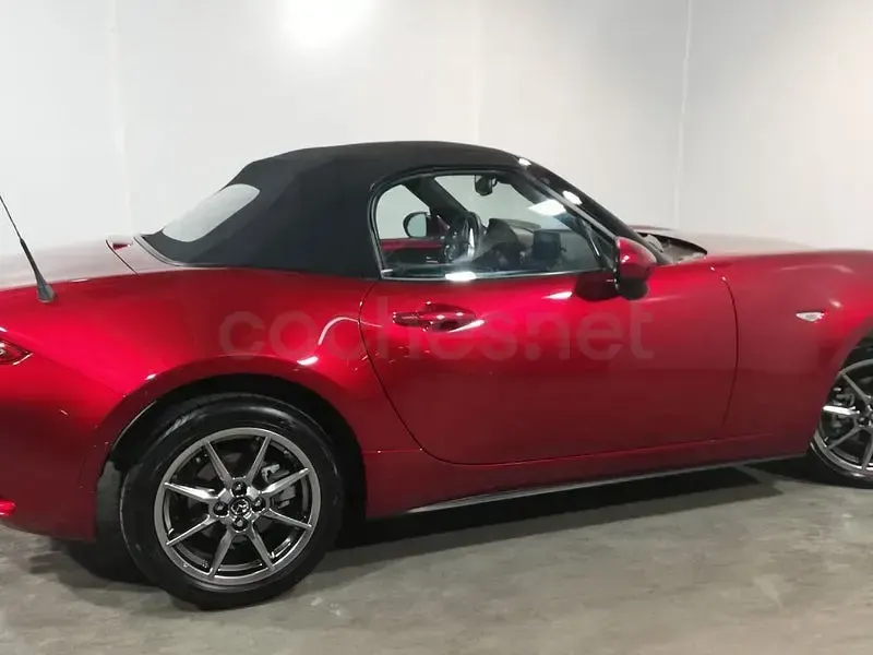 Usado Mazda MX5 Exclusive-Line 132 CV (97 kW) 2023 Granate Descapotable
