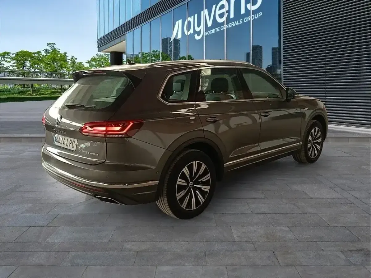 Usado VW Touareg Elegance 381 CV (280 kW) 2021 Gris / plata SUV