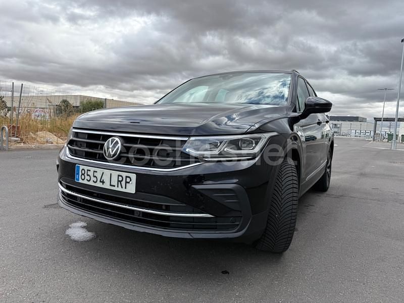 Käytetty VW Tiguan Life 150 HP (110 kW) 2021 Musta Katumaasturi