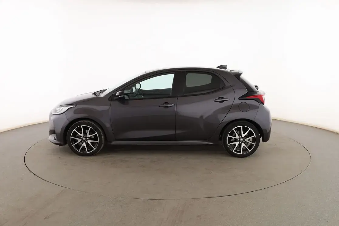 Usado Toyota Yaris Style 116 CV (85 kW) 2020 Gris Utilitario