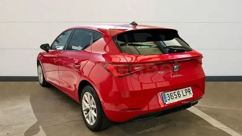 Usado Seat Leon Style 110 CV (80 kW) 2021 Rojo Berlina