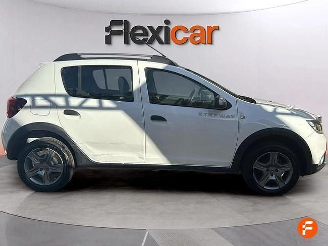 Usado Dacia Sandero Comfort 90 CV (66 kW) 2019 Blanco Utilitario