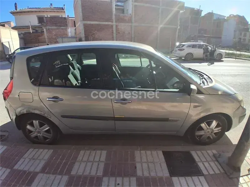 Usado Renault Scénic II Authentique 100 CV (73 kW) 2004 Blanco Monovolumen