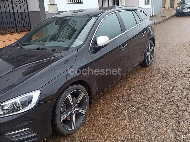 Usado Volvo V60 R-Design Momentum 190 CV (139 kW) 2019 Negro Familiar